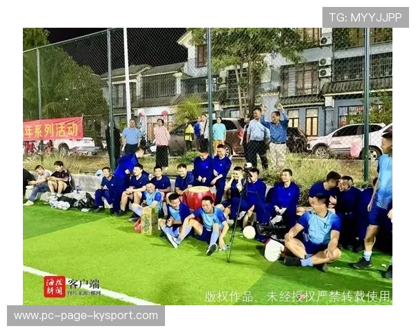 球迷自发组织庆祝活动，城市氛围热烈，自发组织的足球赛